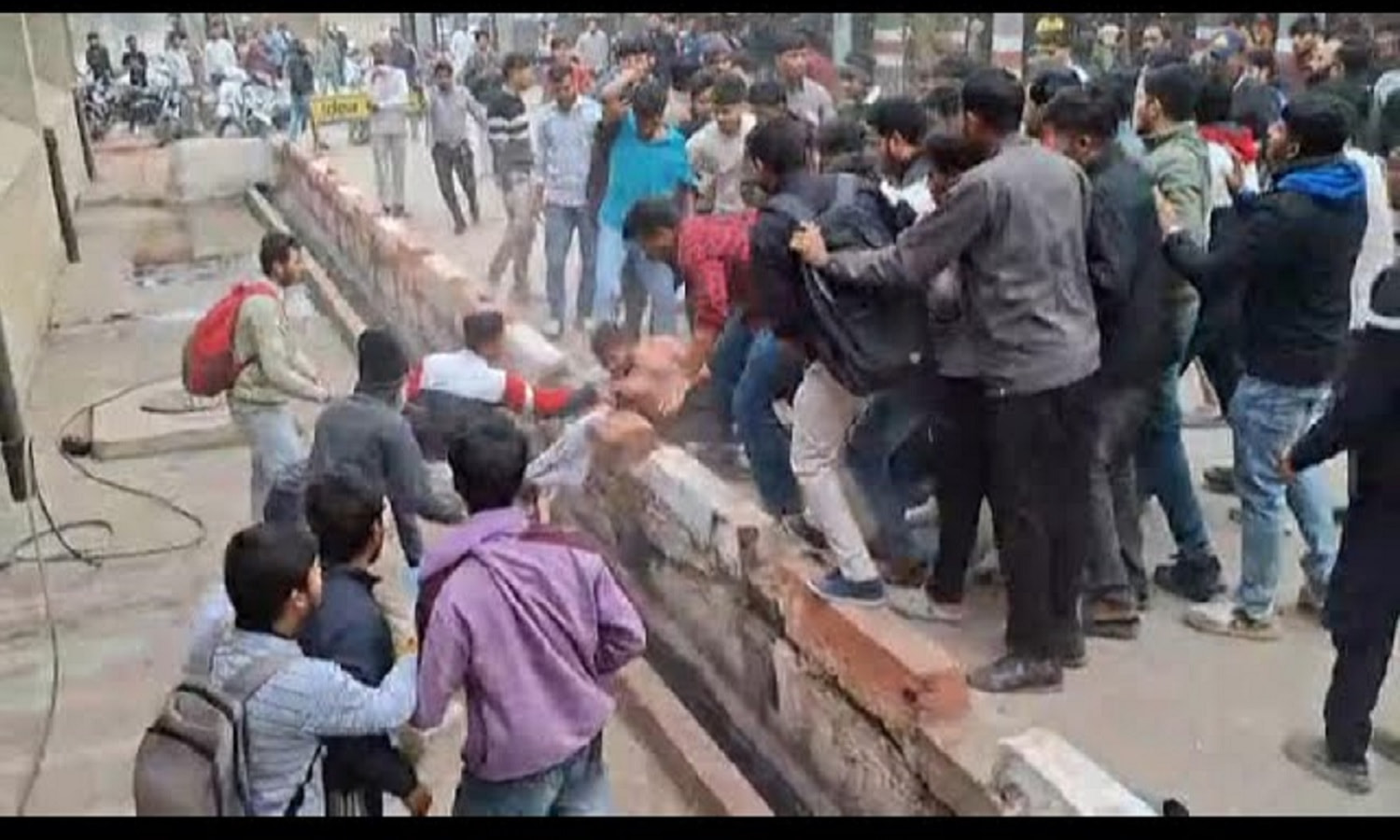 रीवा के 28 मेडिकल छात्रों पर एफआईआर दर्ज, छात्र गुटों में चलते रहे बेल्ट, डंडे, लात और घूसे