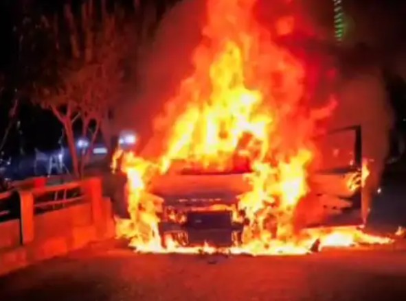 A moving car caught fire in Shahdol