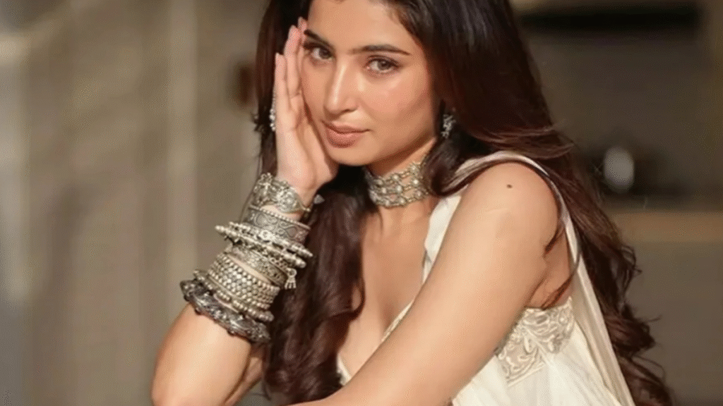 Dhurandhar actress Sara Arjun and Ishaan Khatter were seen together in the IPL match, the video went viral.