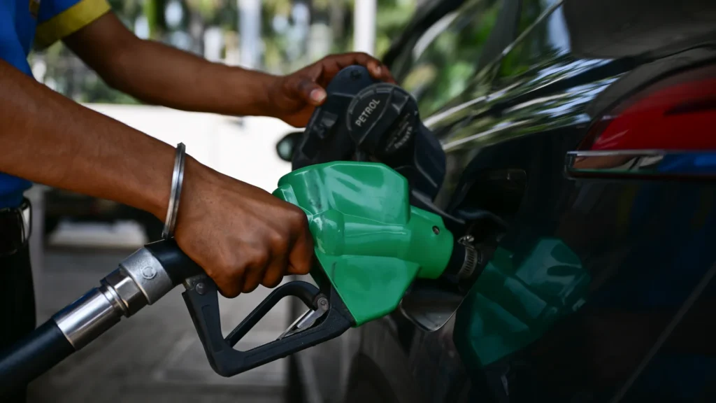 Comparison of petrol prices in India and Pakistan amid the Iran war oil crisis.