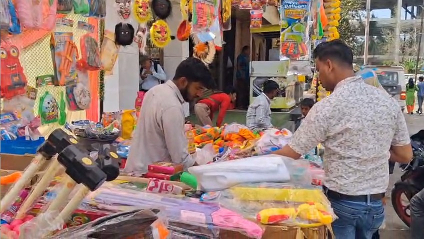 Gulal-pichkaris are out in the markets demand for herbal colors increased
