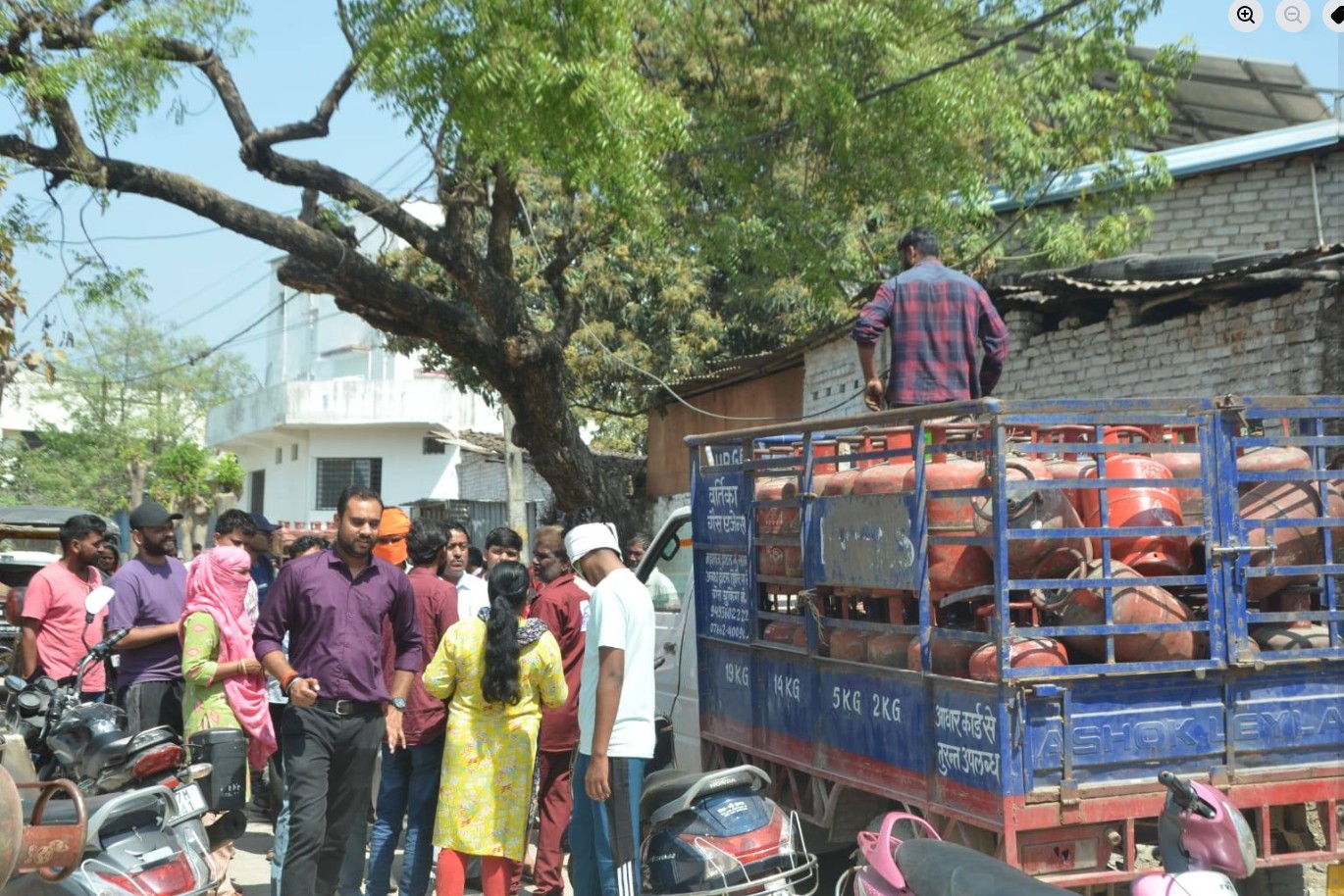 Outcry over gas cylinder in Rewa