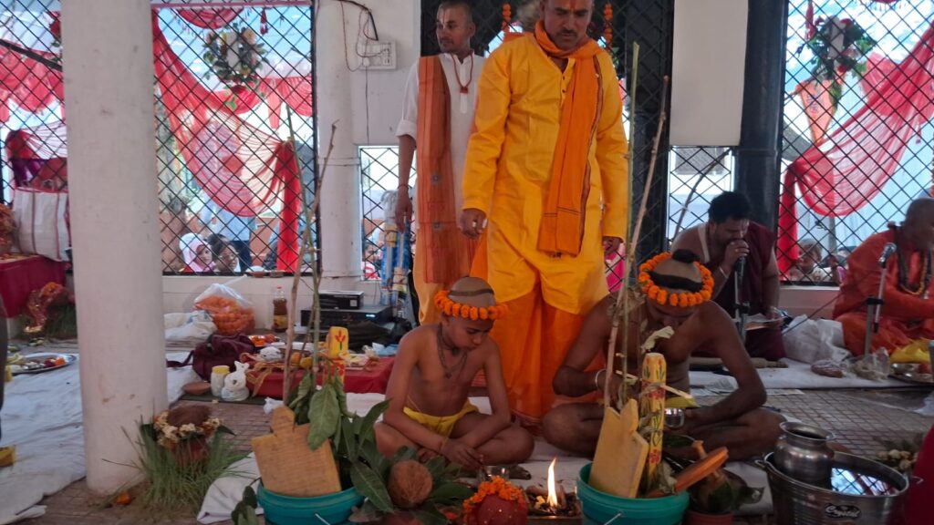 lakshman baag mandir rewa mein 19 batukon ka saamoohik vratabandh