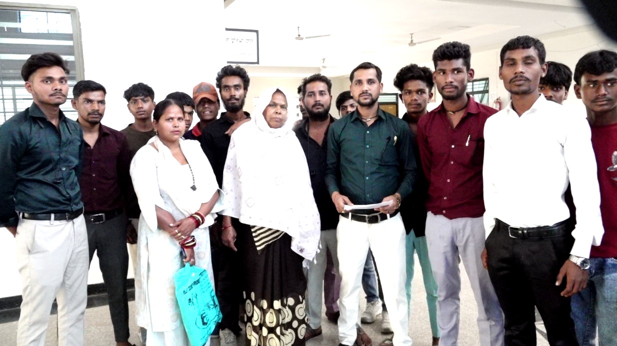 Youth troubled by alcoholics reach collector's office