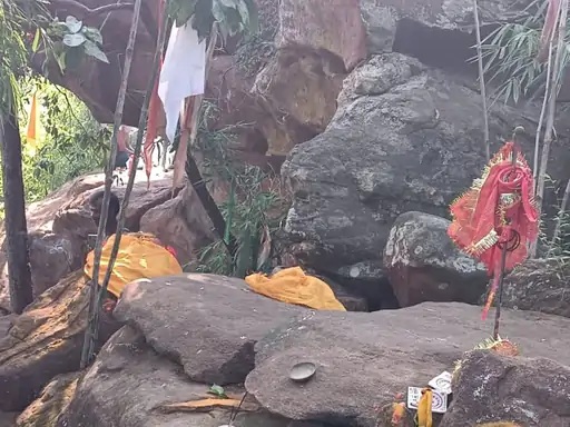 Crowd of devotees in the court of Maa Kotamhin in Sidhi