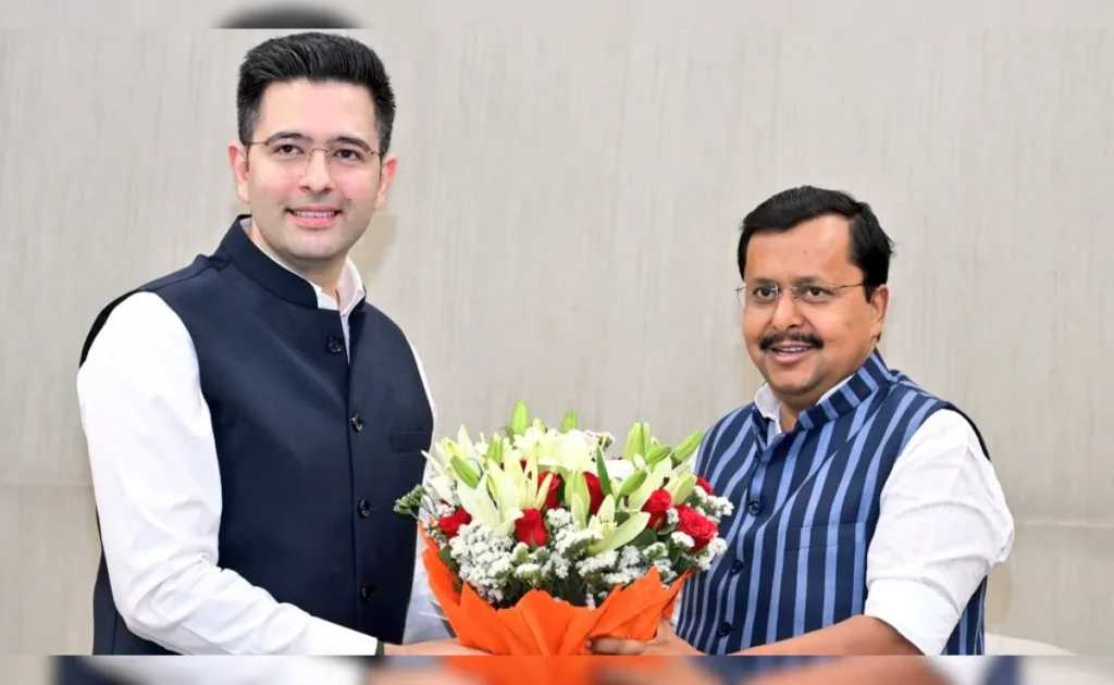 राघव चड्ढा भाजपा मुख्यालय में सदस्यता लेते हुए