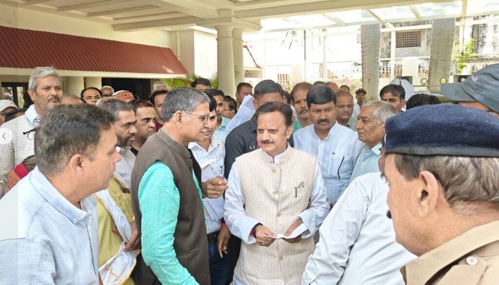 Deputy Chief Minister heard the problems in 'Janata Darshan'