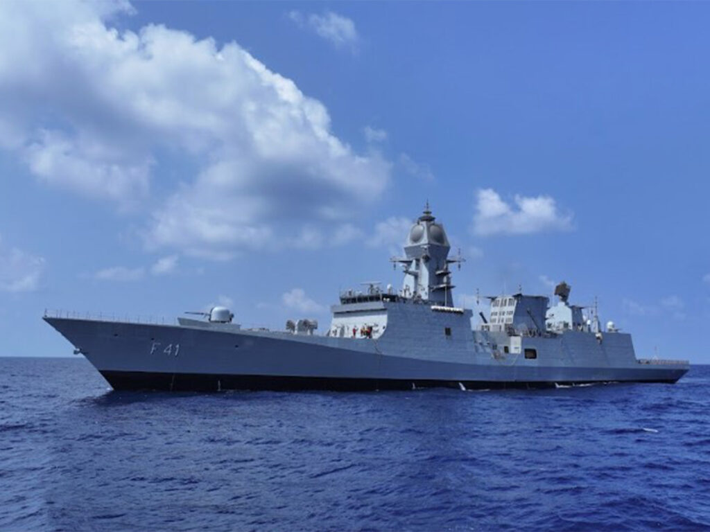 रक्षा मंत्री राजनाथ सिंह विशाखापत्तनम में आईएनएस तारागिरी का निरीक्षण करते हुए।