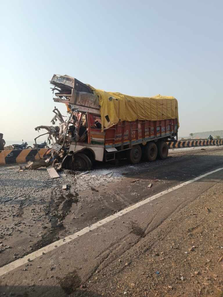 A fierce collision between two trucks on Sohagi mountain