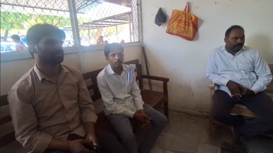 A young man fell from the roof and got stuck in the iron bars.