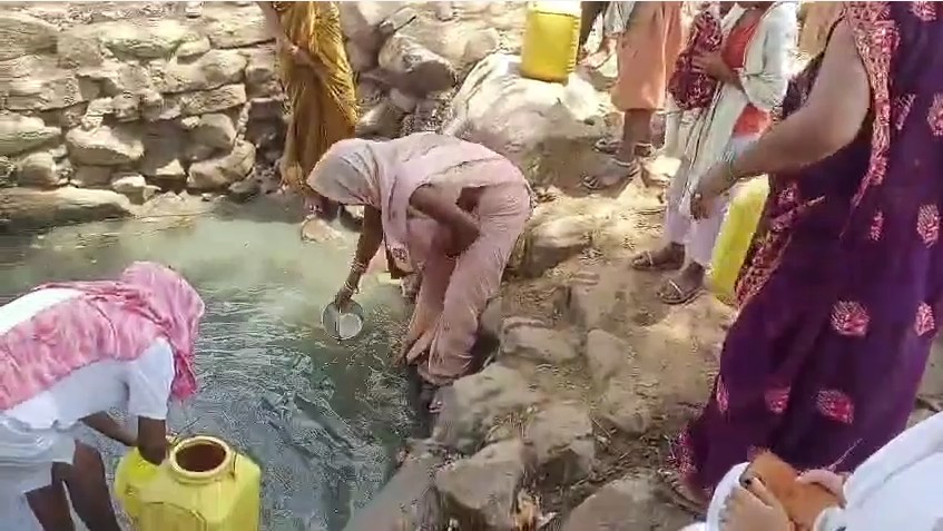 Villagers yearn for water in Dhurkuch of Dabhaura in Rewa