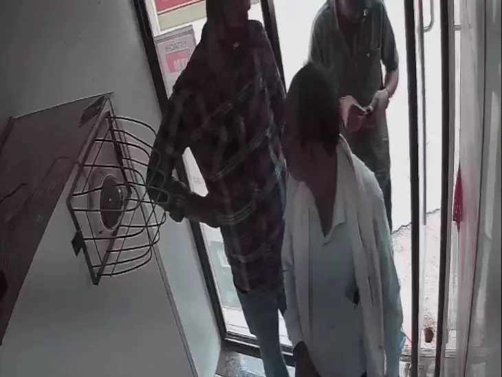 Teacher robbed on the pretext of helping in ATM in Rewa