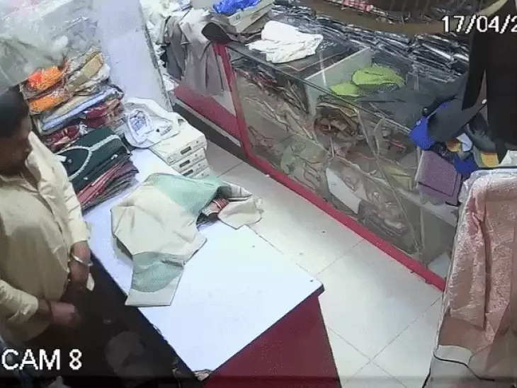 Clothes stolen by hiding them in underwear in Rewa