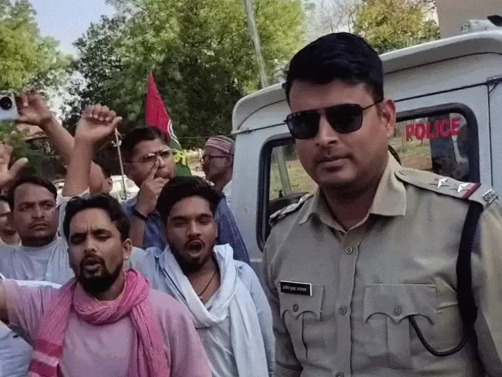 Gathered Panwar police station in Rewa and gave an ultimatum to the police