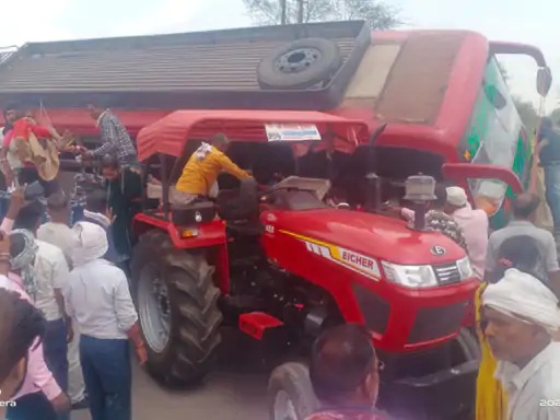Fierce collision between bus and tractor in Satna