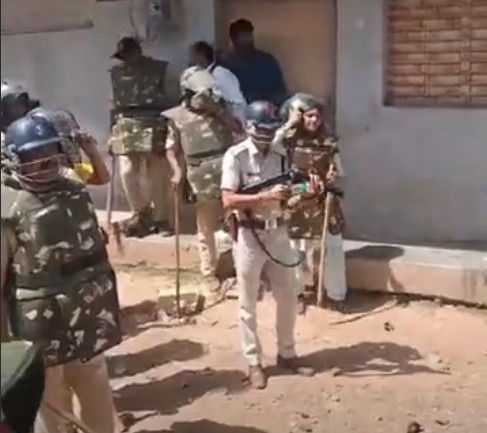 Stones pelted on team that went to remove encroachment in Satna