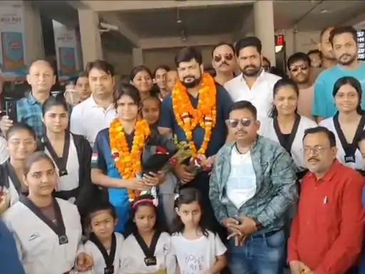 Grand welcome for Asmi Bharti who returned from World Taekwondo Championship in Satna