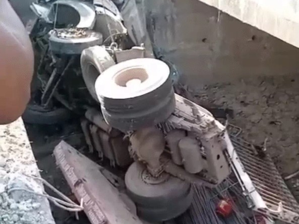 Truck laden with rebar enters canal after breaking divider in Satna