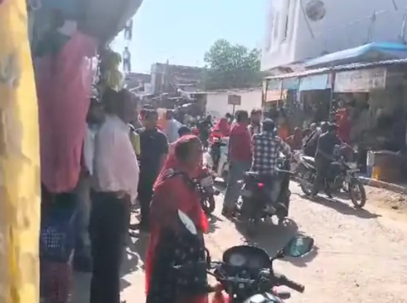 Villagers caught the miscreants who were molesting girl students in Sidhi.