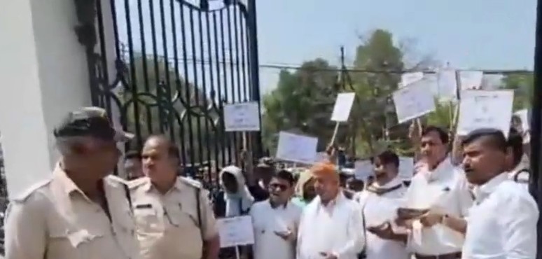 Traders reached the Collectorate in Rewa to protest against road widening.