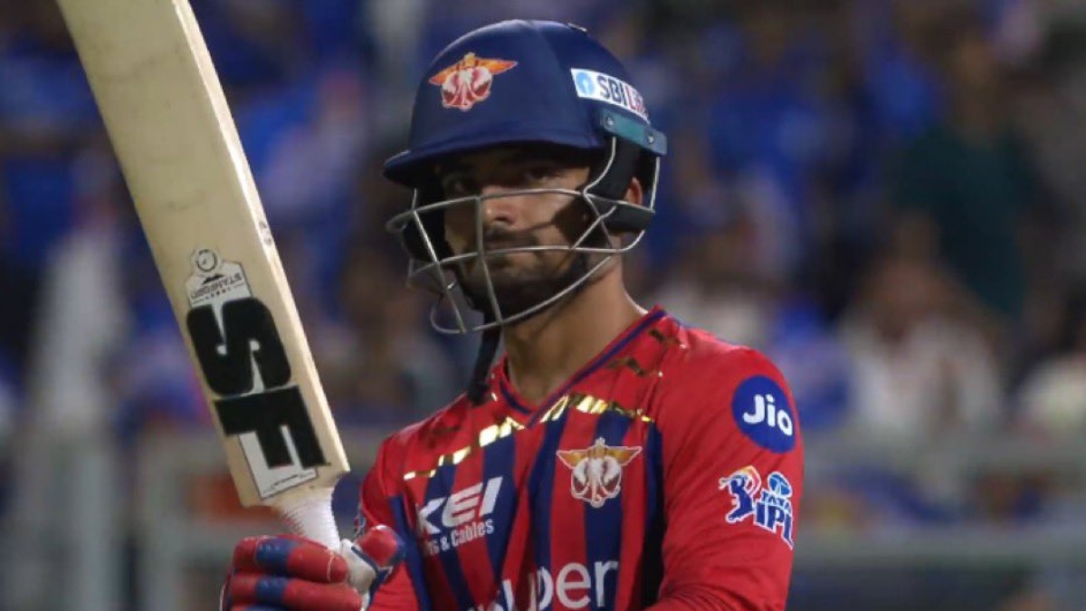 Akshat Raghuwanshi receiving maiden IPL cap from Rishabh Pant during LSG vs MI match 2026.
