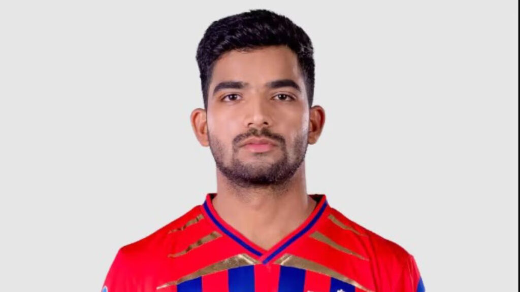 Akshat Raghuwanshi receiving maiden IPL cap from Rishabh Pant during LSG vs MI match 2026.