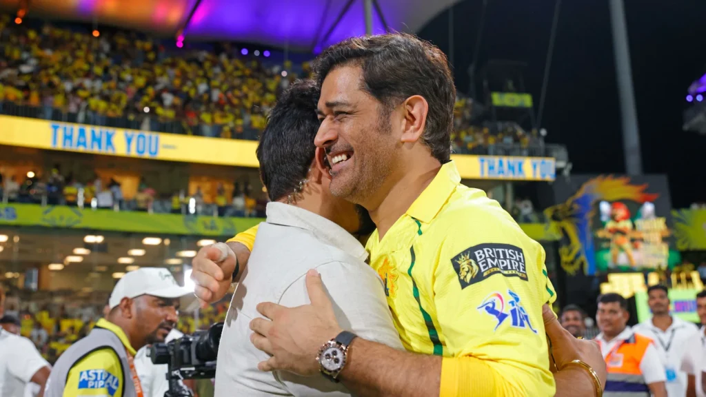 MS Dhoni and Suresh Raina talking on field during IPL match