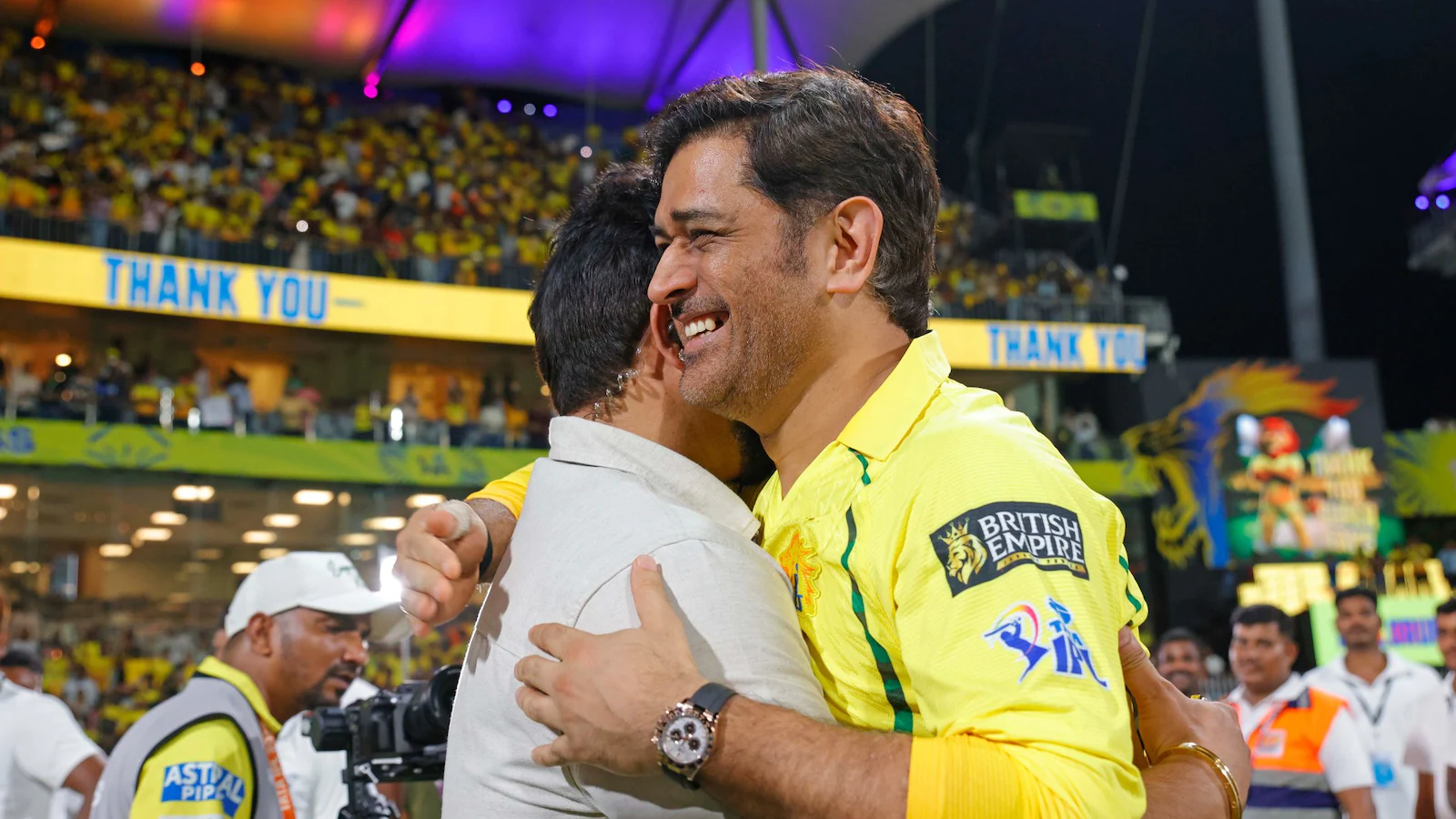 MS Dhoni and Suresh Raina talking on field during IPL match