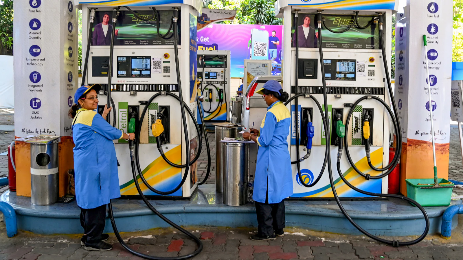 Fuel pump and oil refinery graph showing Fuel Price Rise in India and its impact on oil marketing companies profit margin.