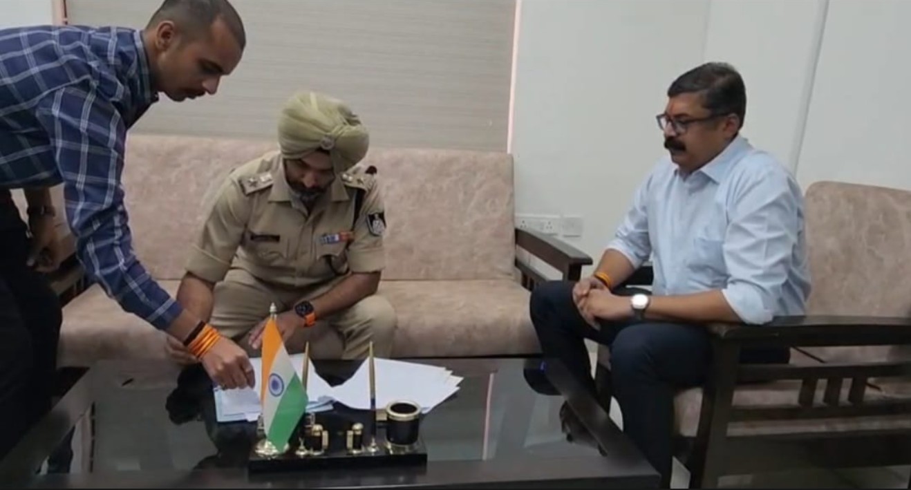 Gurukaran Singh takes charge as the new SP of Rewa.