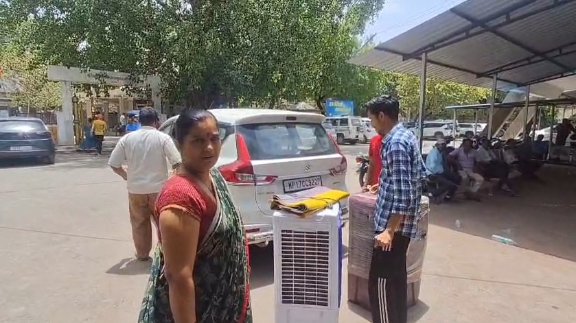 The family members reached SGMH Rewa with their own cooler from the market.