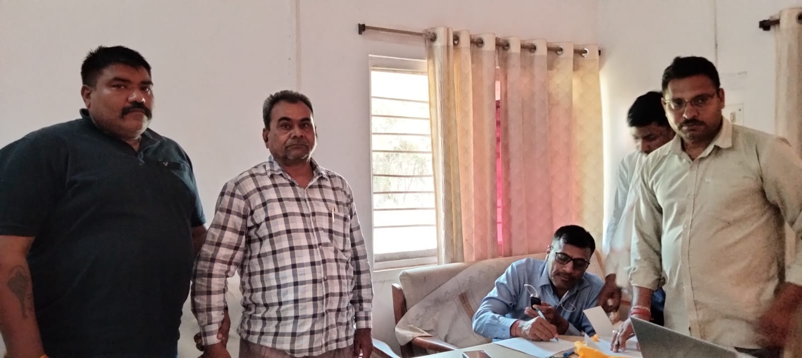 Lokayukta caught red handed taking first installment of bribe in Rewa