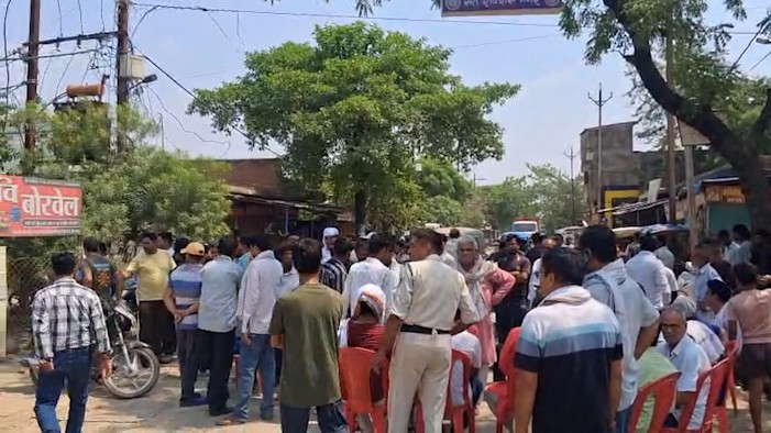 Heavy blockade at Ravidas Square due to bad road and dirty water
