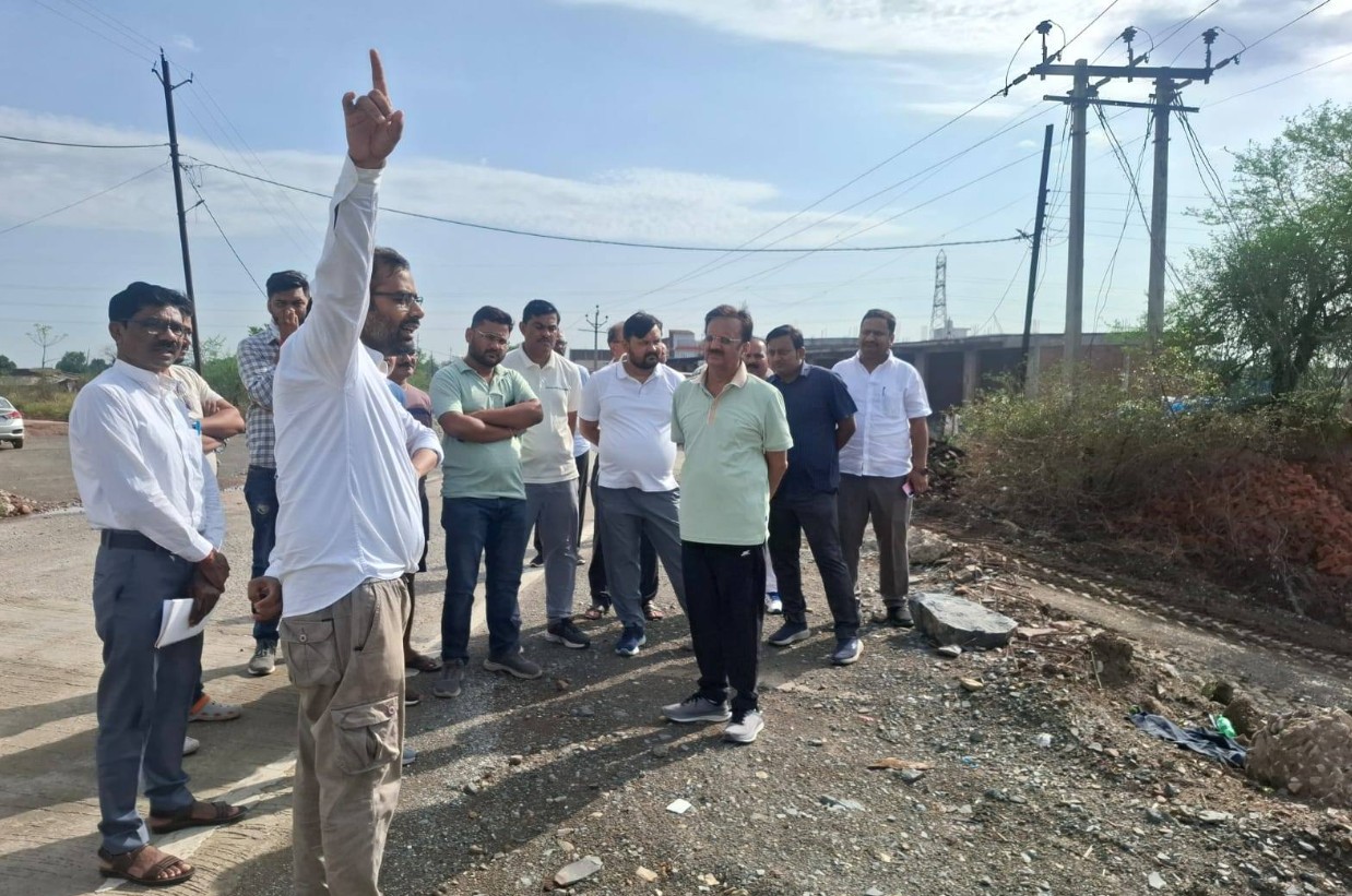 Deputy CM Rajendra Shukla inspected the Kuthuliya-Rausar road and the Naikhai bravery memorial in Rewa.