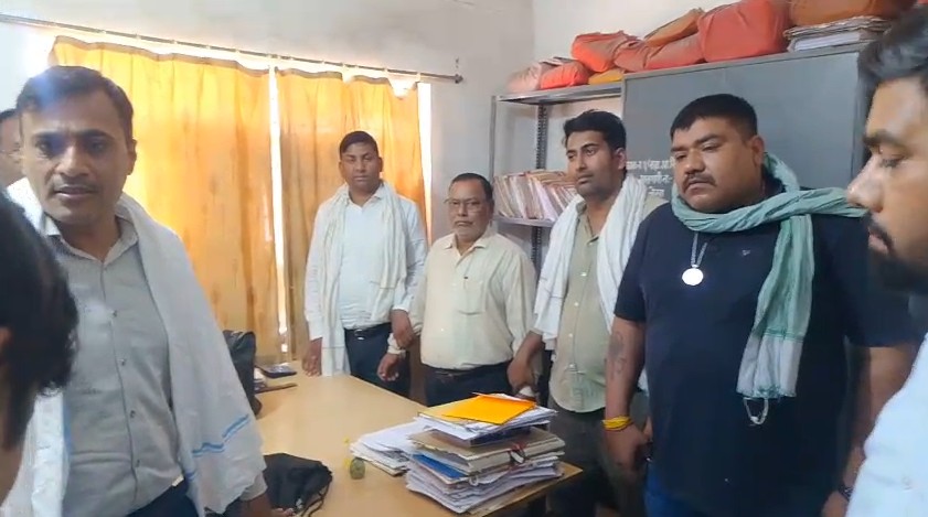 Tribal Welfare Department clerk arrested red-handed while taking bribe in Singrauli