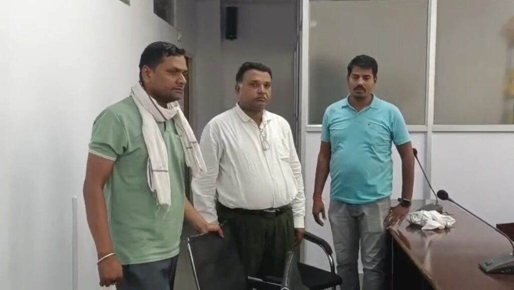 Patwari arrested red-handed while taking bribe in Rewa