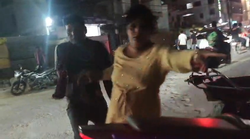 High voltage drama of drunk woman on the middle of the road in Rewa