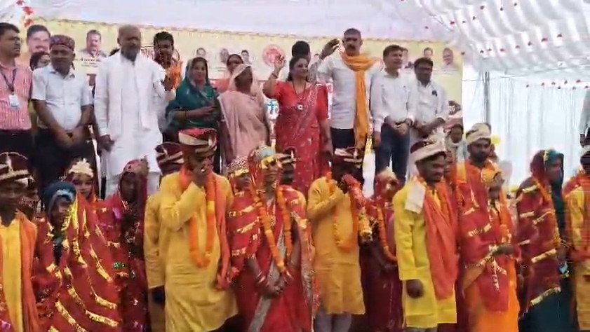 Chief Minister tied the knot at the Kanya Vivah Sammelan in Tyonthar.