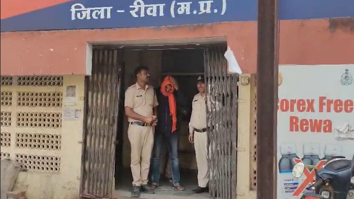 A friend shot a police constable over a monetary dispute.