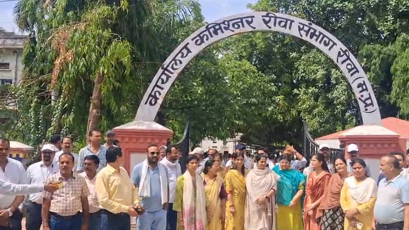 Employees' anger erupted against officers' 'indecent' language and mental torture in Rewa