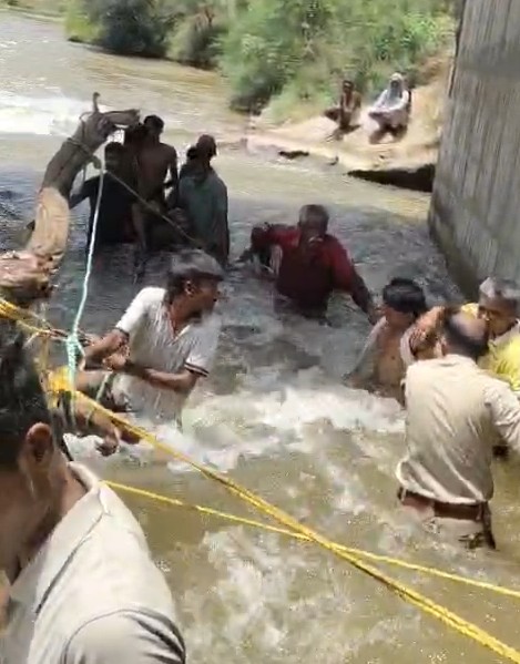 Brave villagers in Rewa successfully rescued a middle-aged man from under the Tamsa River bridge.