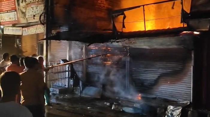 A massive fire broke out on Rewa's busy Fort Road.