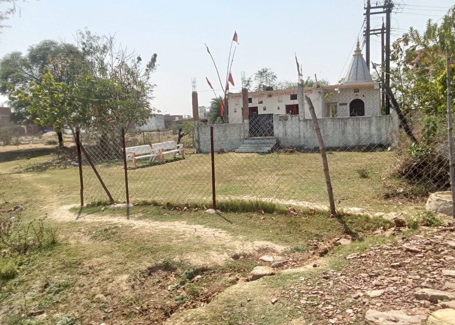 Occupying the temple road in Satna and threatening to turn the priest into a 'grave'