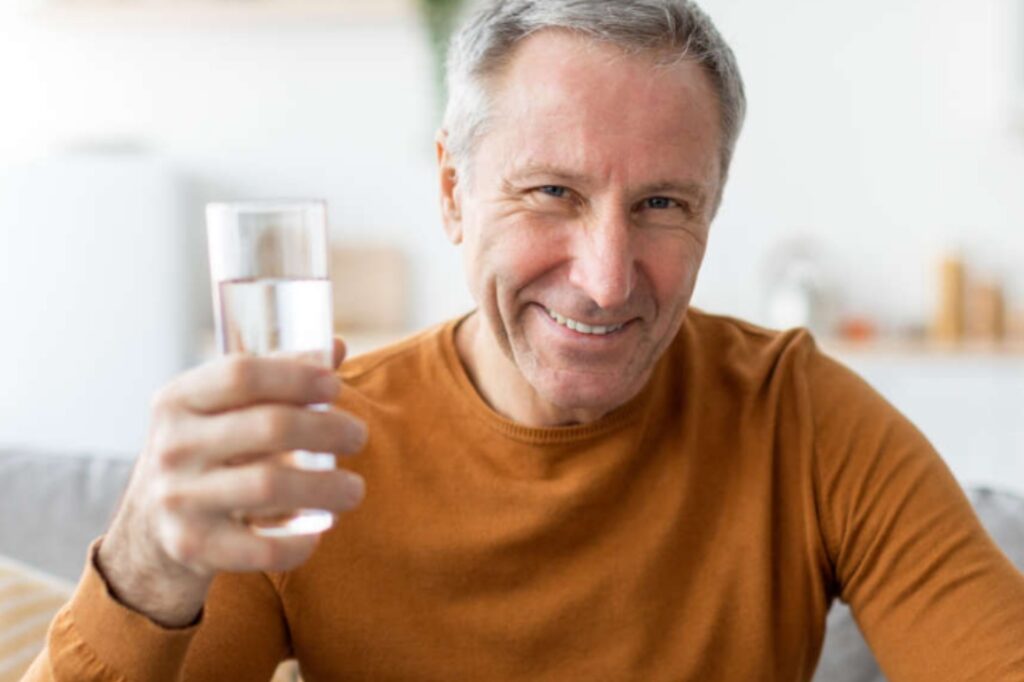 Lack of hydration in summer can increase the problems of the elderly, find out why doctors advise drinking water.