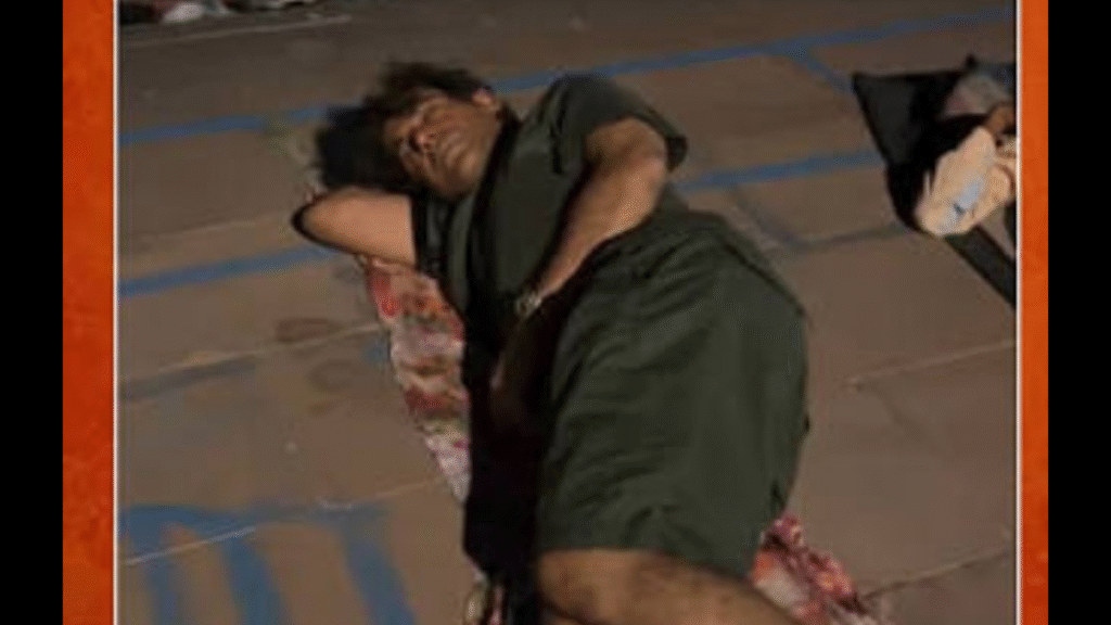 Sunil Grover Viral Video: Sunil Grover spotted sleeping at a Ganga ghat; his simple demeanor caught people's attention.