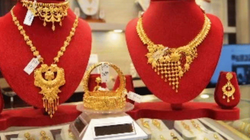 Gold Prices: Sales of old jewelry rise amidst falling prices; investor sentiment shifts due to fears of a market correction.