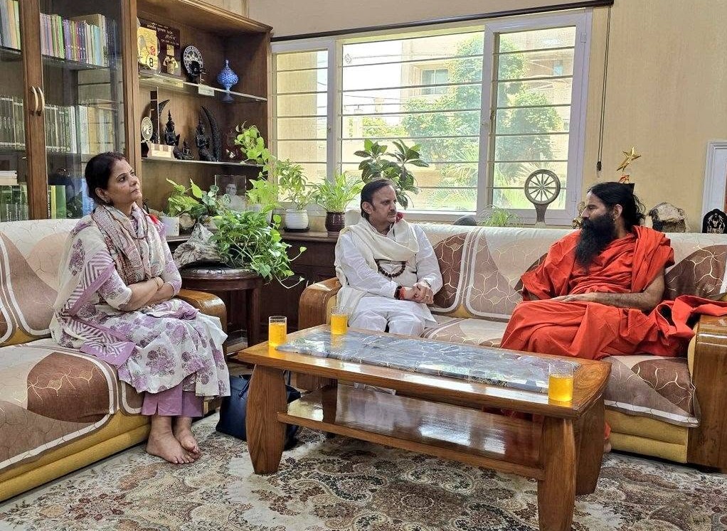 Deputy CM Rajendra Shukla met Swami Ramdev.