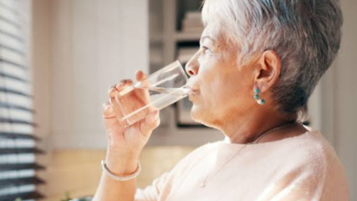 Lack of hydration in summer can increase the problems of the elderly, find out why doctors advise drinking water.