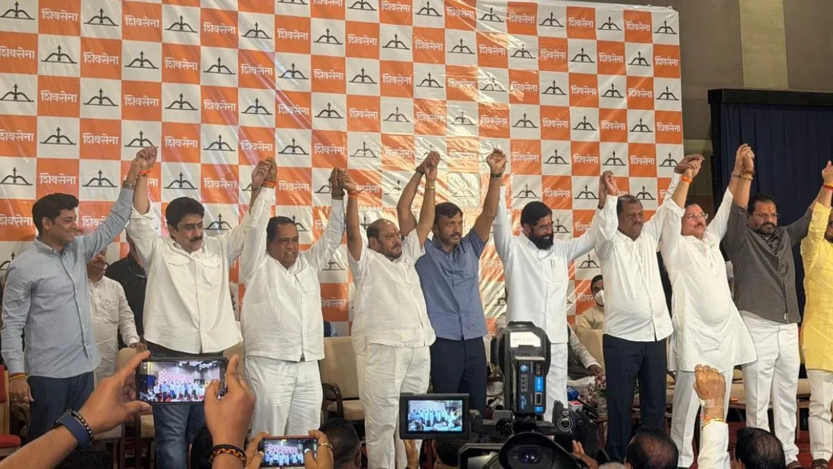 Maharashtra Politics: Massive Blow to Shiv Sena UBT as 6 Uddhav Camp MPs Join Eknath Shinde