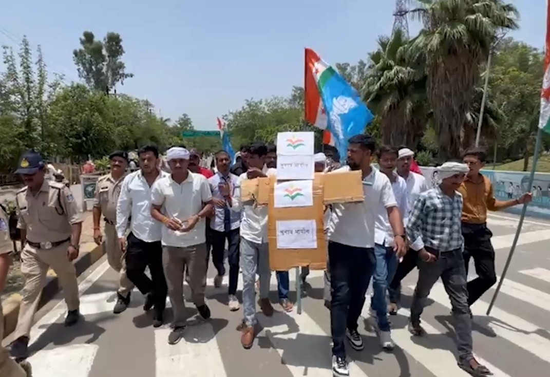 NSUI burns effigy of the Election Commission following the cancellation of Meenakshi Natarajan's nomination.